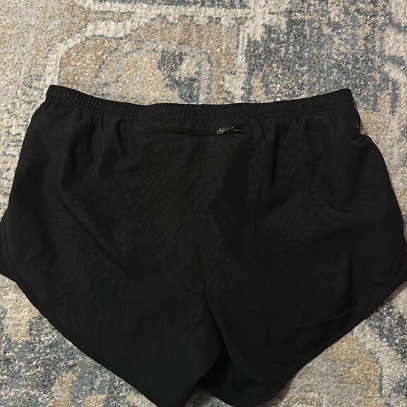 Women’s Nike dri-fit shorts size medium - Picture 3 of 3
